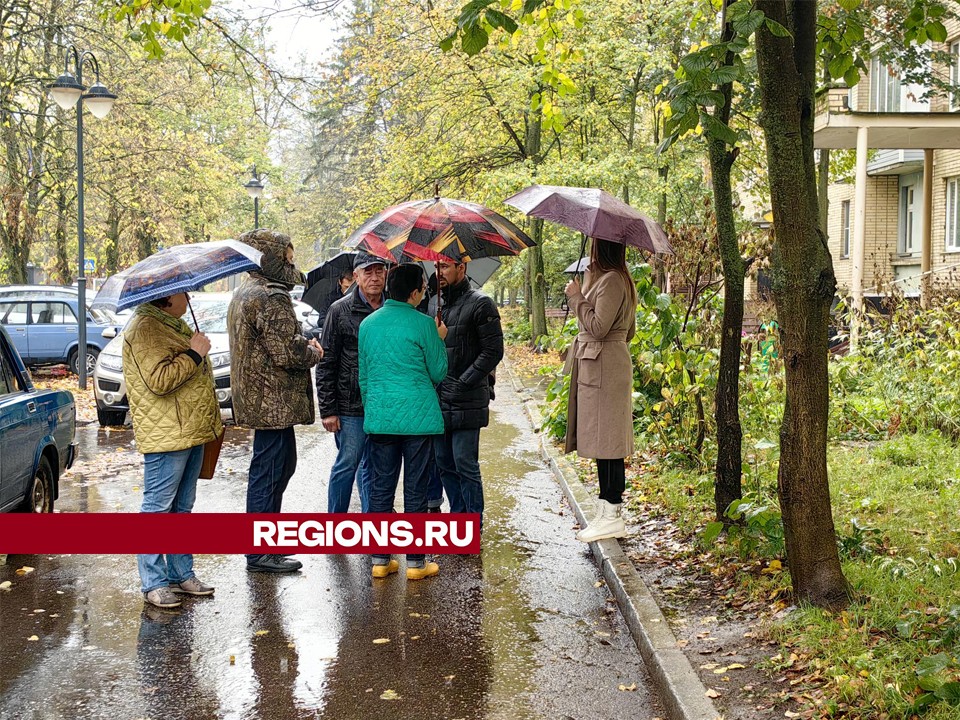 Жители Звездного городка настаивают на создании тротуара во дворе вблизи школы