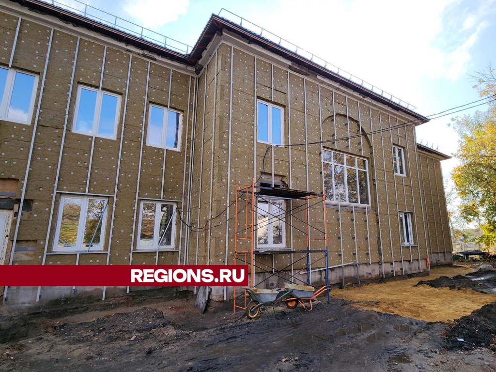 Строители приступили к облицовке фасада Малинской поликлиники