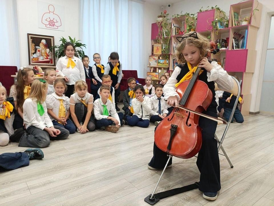 В международный день бабушек и дедушек школьники спели долголетам Мытищ задорные частушки