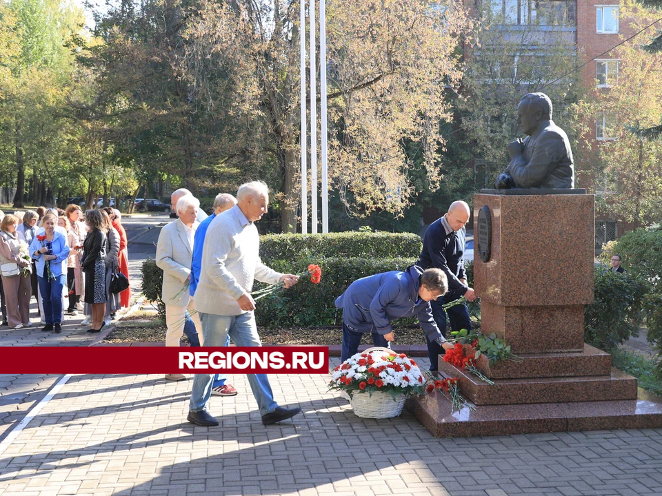 Дзержинцы возложили цветы к бюсту первого главы города в День его рождения