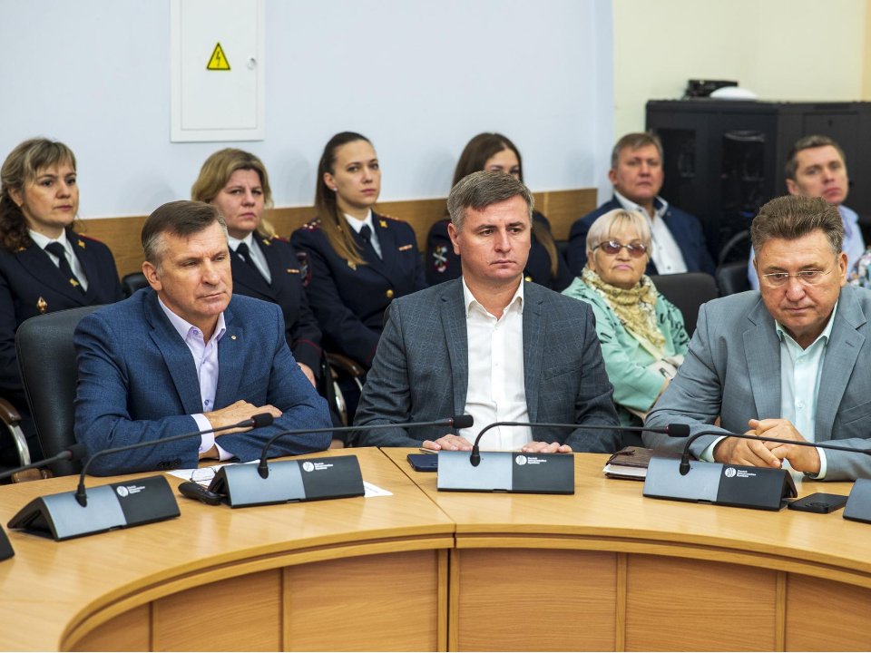 Вопросы теплоснабжения, вывоза мусора и дорожные работы обсудили на совещании в администрации округа