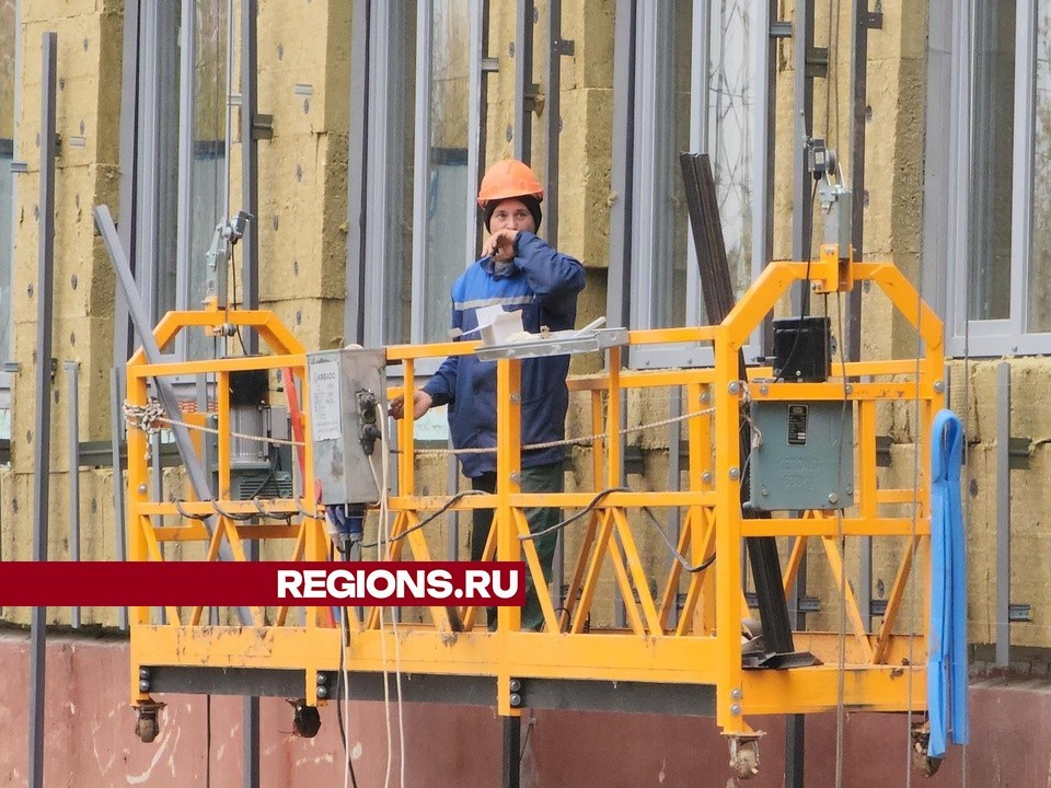 В Лобне облицовывают фасад пятой школы керамогранитом