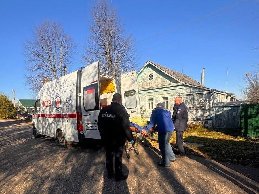 В Можайске спасатели помогли медикам попасть в дом тяжело больной пенсионерки