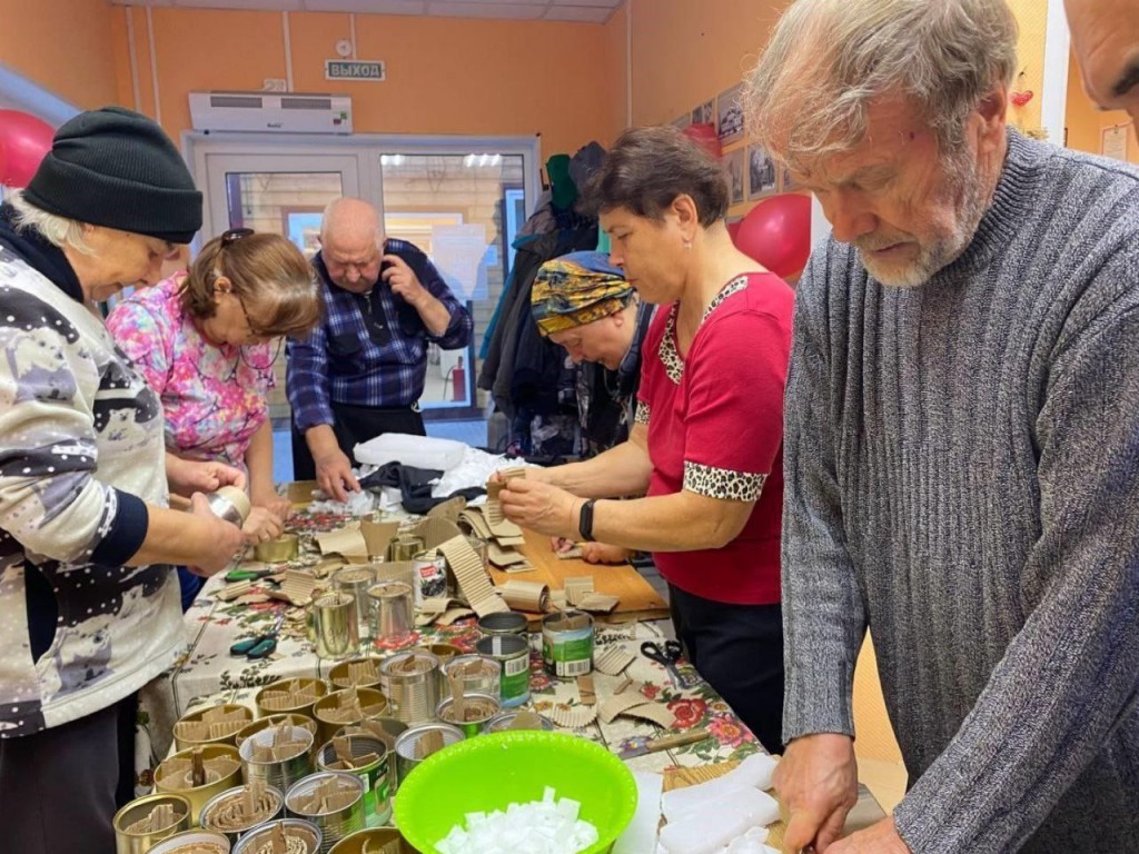 В парке культуры и отдыха «Победа» делают окопные свечи для бойцов СВО