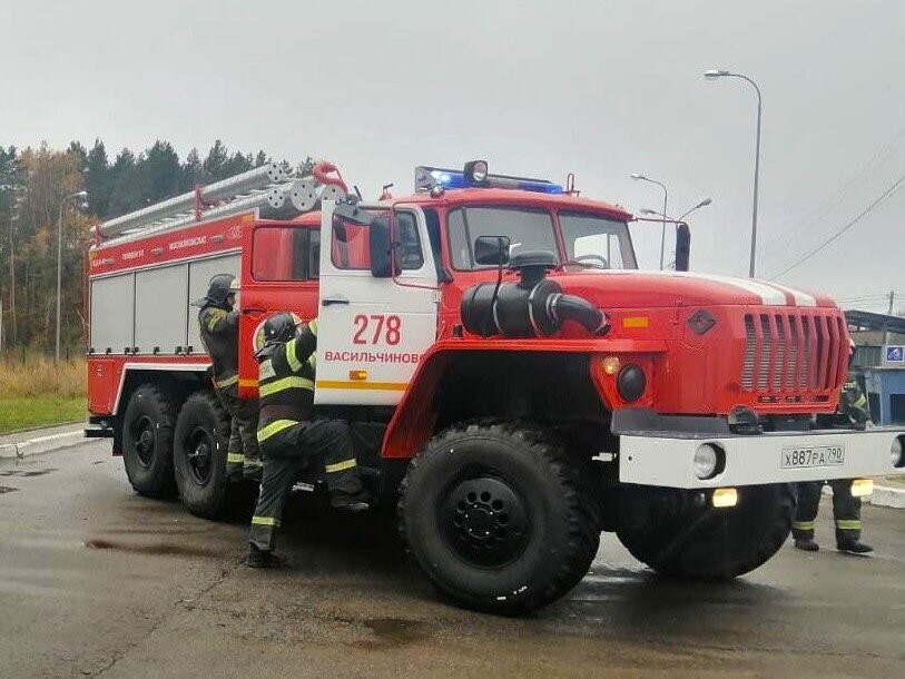 Застрявшую в грязи в СНТ скорую помощь вытащили спасатели в Наро-Фоминске