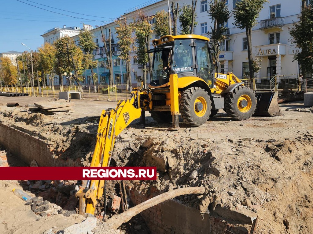 На участке теплосети по проспекту Победы в Ступине монтируют камеру для опоры новых труб