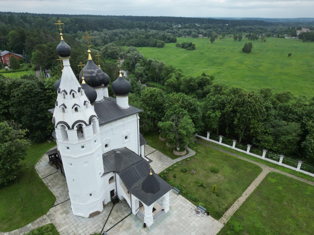 Храм Входа Господня в Иерусалим в Верее: съёмка с коптера