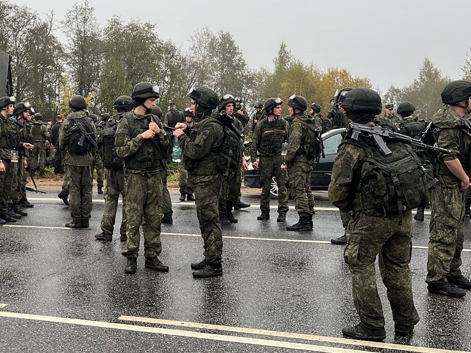 Учитель из Долгопрудного совмещает боевые задачи с уроками мужества для своих учеников