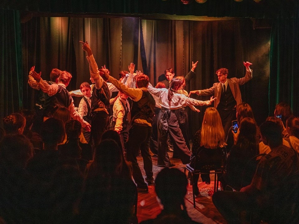 Юные артисты «Первопроходцы» отпраздновали семь лет на сцене и получили футболки в подарок