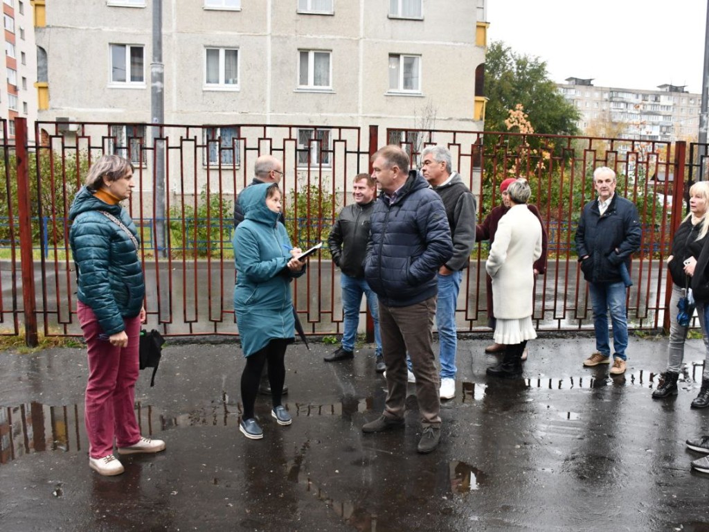 Во дворах на Баженова, Ломоносова и Менделеева займутся обустройством контейнерных площадок