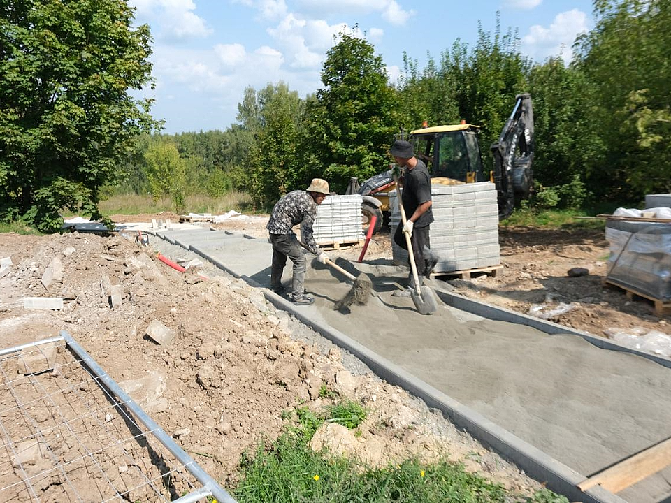 На смотровой площадке в Пущине укладывают брусчатку