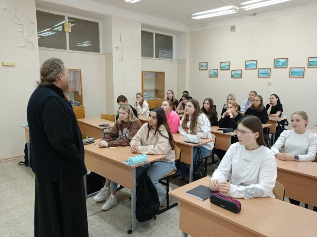 Священник пришел к студентам Зарайского педколледжа поговорить об устройстве мироздания