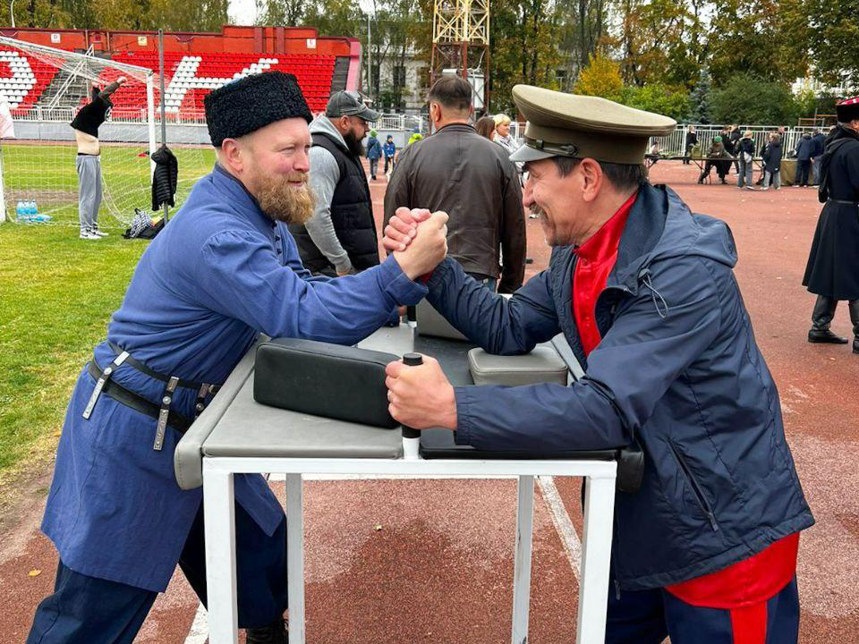 Армрестлинг, бой подушками и чай из самовара ждали гостей фестиваля  «Русский Двор»