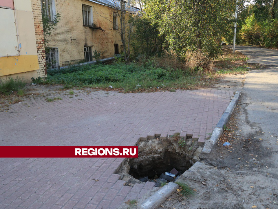 Опасную яму на площади Святителя Николая в Дзержинском ликвидируют после обследования