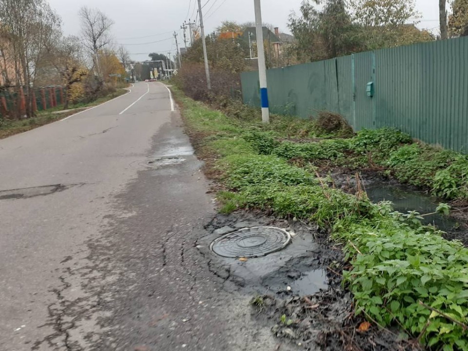 Коммунальщики ликвидировали гейзер из канализации в переулке Ленина