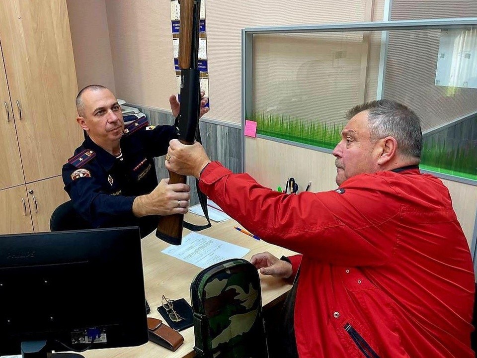 Охотники Московской области сдают оружие для отправки в зону СВО