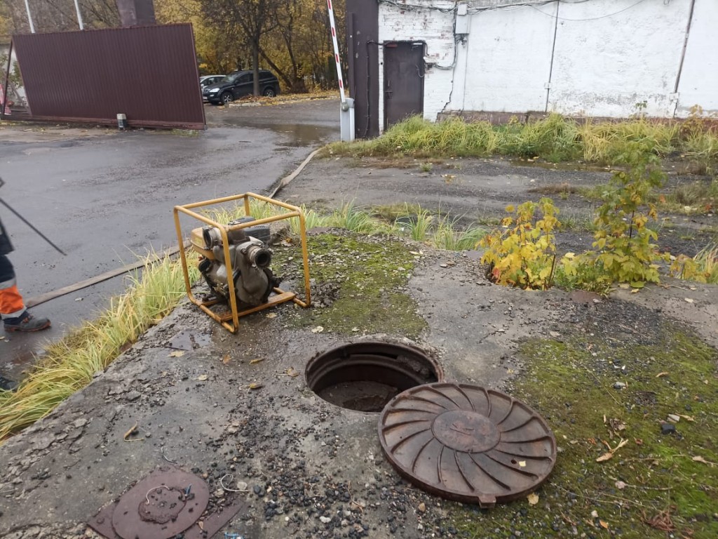 Во дворе дома на Можайском шоссе убрали огромную лужу