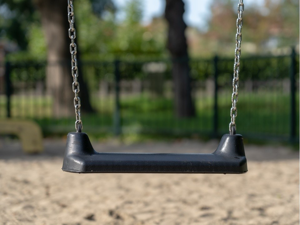 Новые качели и детские площадки: в Лобне благоустраивают общественные пространства