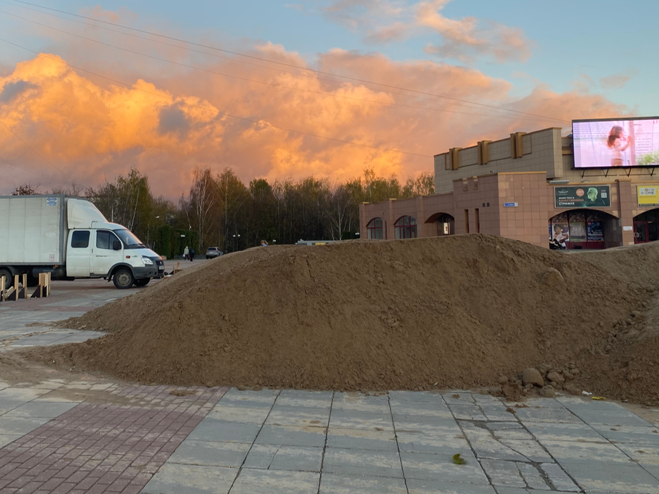 Песок после ремонтных работ во дворе на проспекте Мира вывезут в ближайшее время