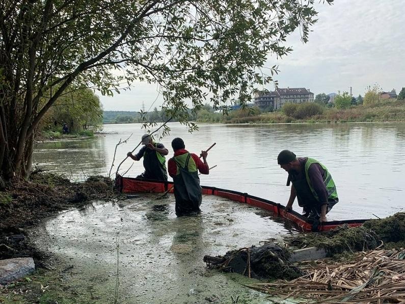 Реку и пруд в деревне Юдино очистили от мусора