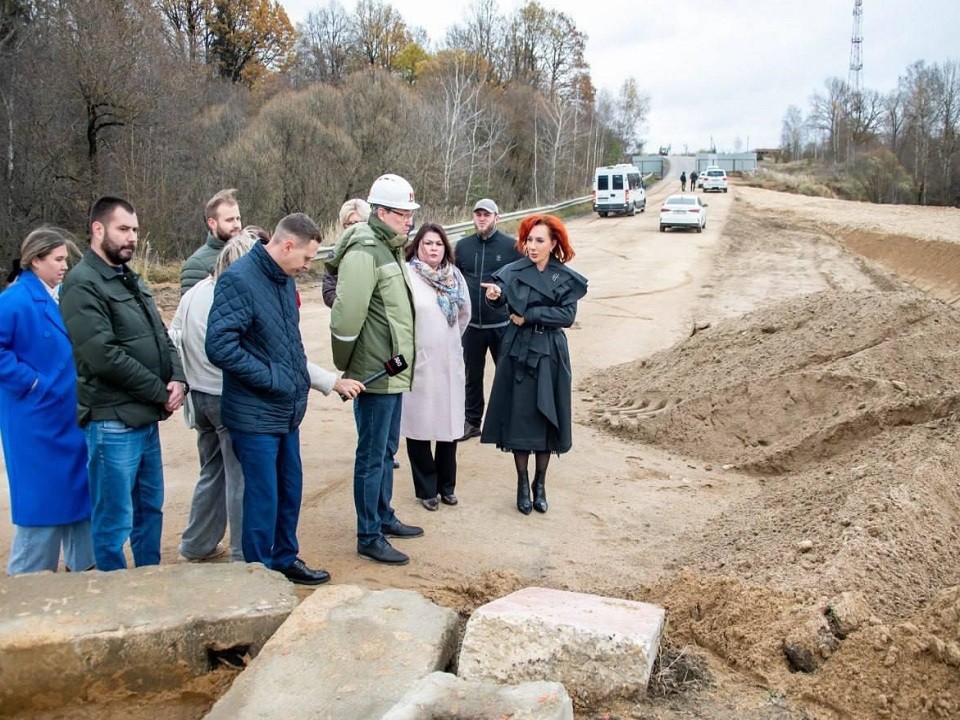 Строительство временного моста через реку Молодильня в Мансурово подходит к концу