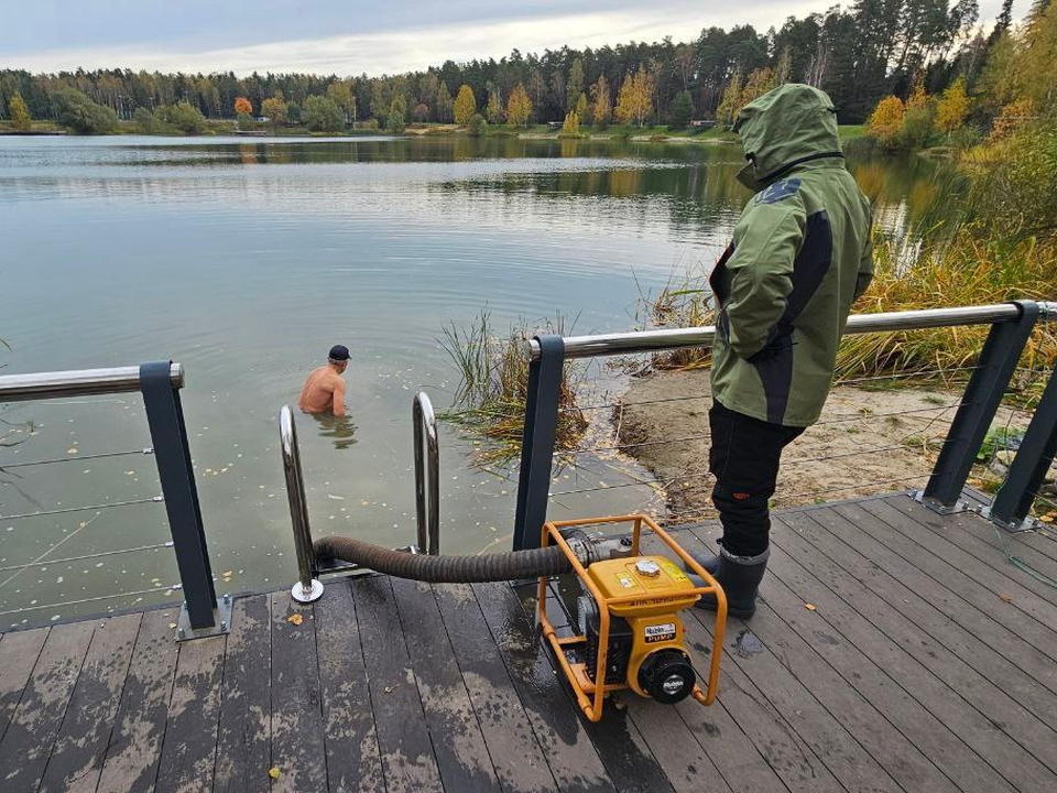 В Черноголовке моржи подготовили дно Южного озера для зимнего купания