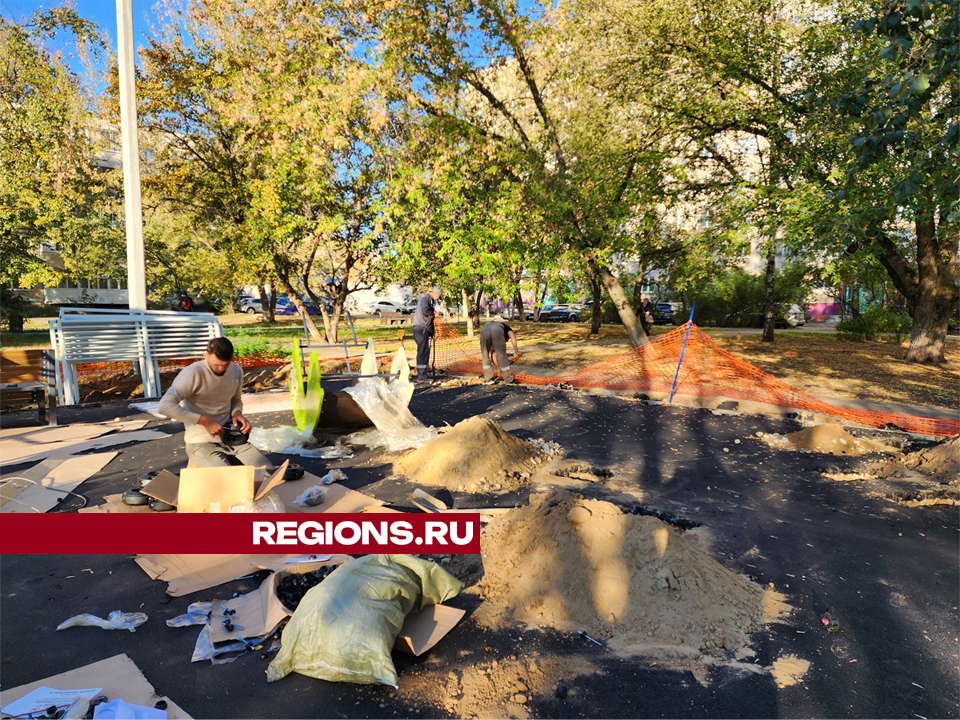 Детскую «Полянку» с качелями строят в поселке Свердловский