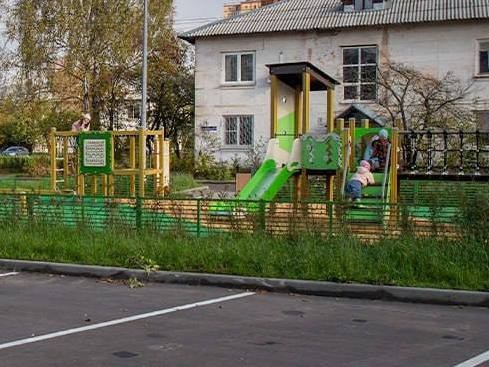 В поселке Машиностроитель после комплексного благоустройства установили детскую площадку