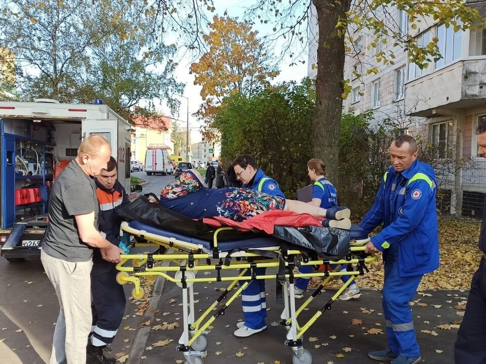В Сергиевом Посаде спасатели помогли медикам доставить нуждающуюся в срочной госпитализации женщину