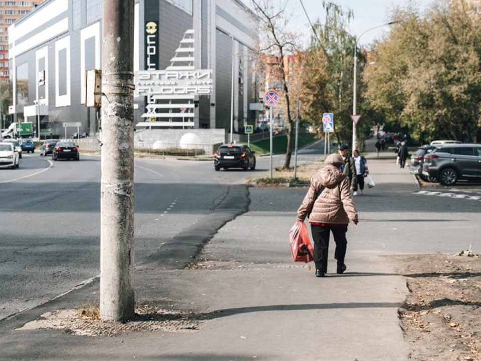 По просьбам жителей на улице Талсинской расширили тротуар