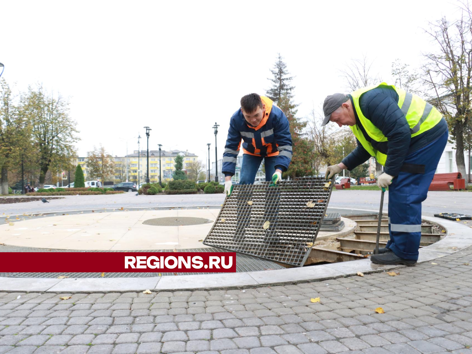 Фонтан в сквере на улице Ленина начали готовить к зиме