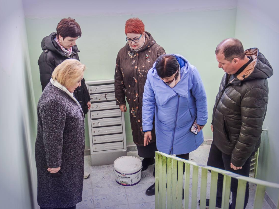 Жители довольны: в селе Белая Колпь завершают ремонт подъезда в многоквартирном доме