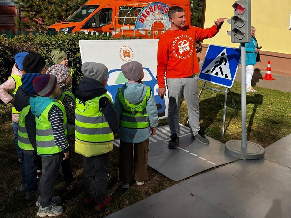 Инспектор и пешеход: детсадовцы изучили дорожные правила на практике