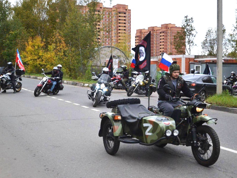 «Ночные волки» пронеслись по Краснознаменску в знак поддержки спецоперации