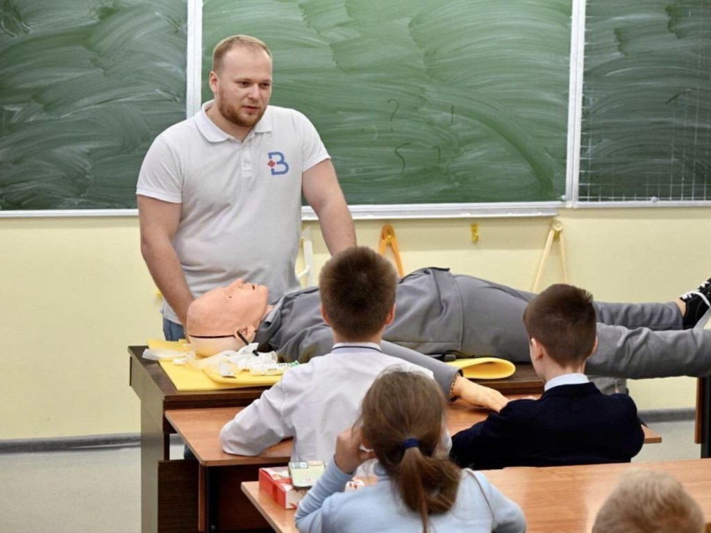 Школьников из Ленинского округа обучают правилам оказания первой медицинской помощи