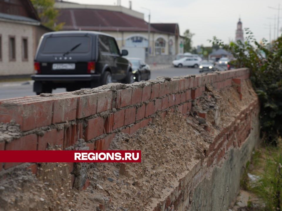 На улице 1-й Ударной Армии снесут в ближайшие дни разрушенный парапет