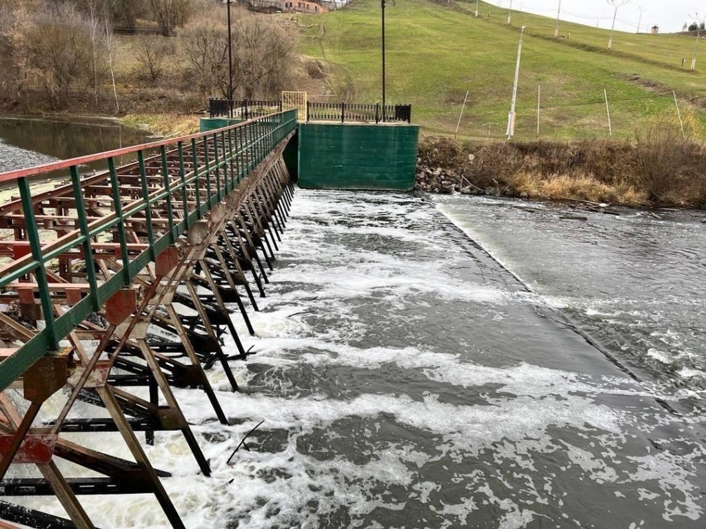 На плотине через Пахру снимут верхний ряд щитов для понижения уровня воды