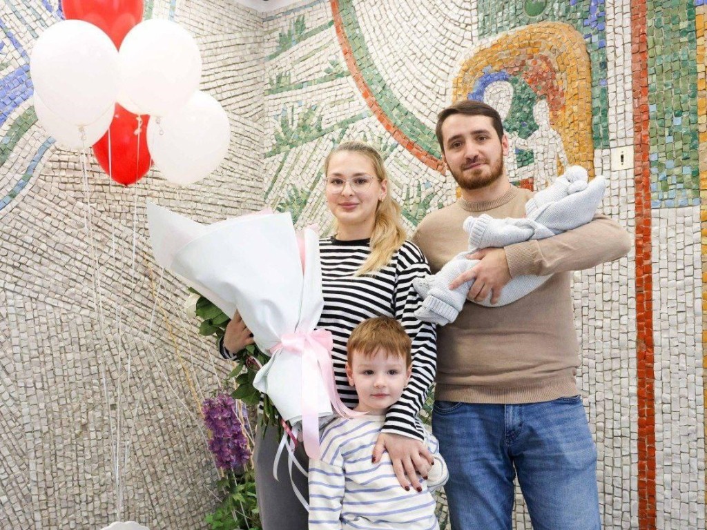 В Подольске поздравили родителей юбилейного новорожденного
