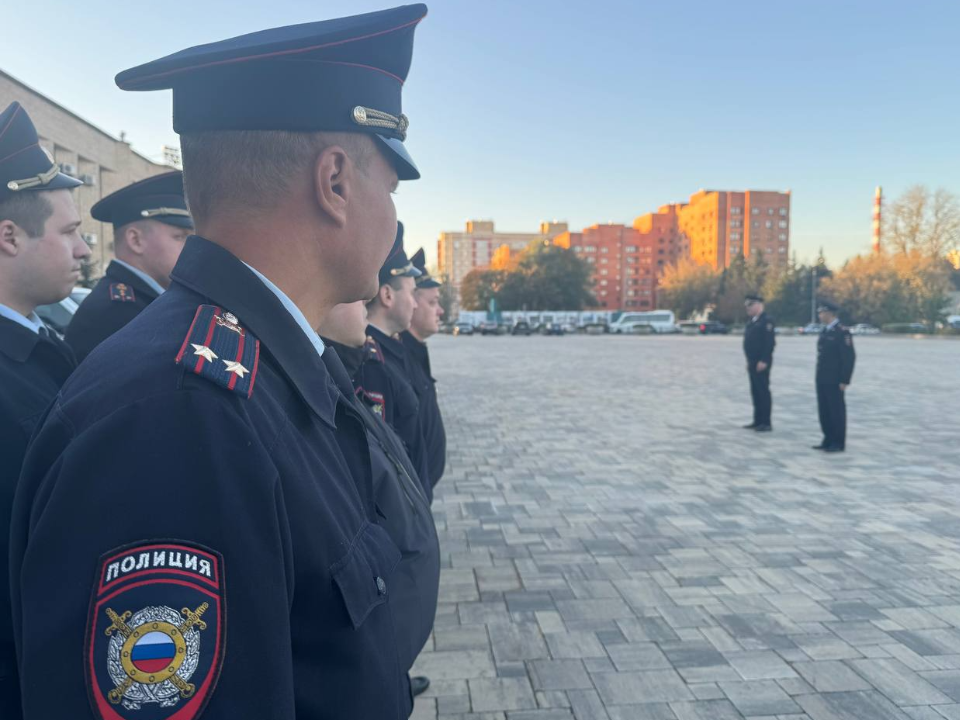 Домодедовские полицейские продемонстрировали открытый строевой смотр на центральной площади города