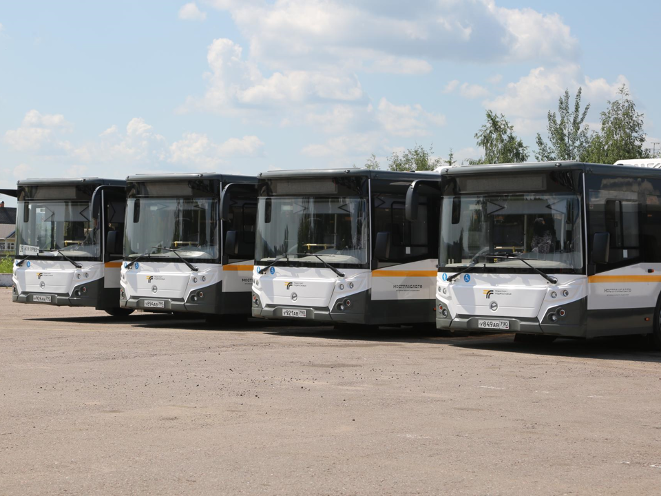 Сотрудники Чеховского отдела ГАИ проверяют исправность автобусов