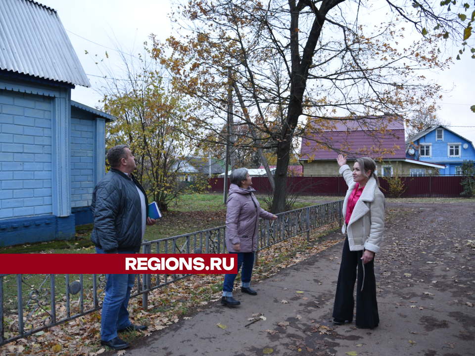 Коммунальщики уберут аварийное дерево у ДК в поселке Кировский по просьбам жителей