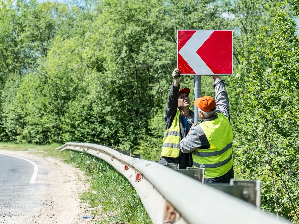 Дорожники Подмосковья отремонтировали знаки на 13 дорогах