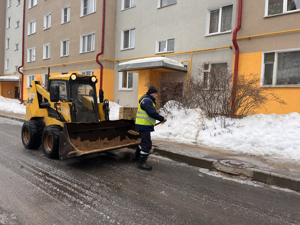 Установлены новые сроки зимней обработки тротуаров реагентами в Серебряных Прудах