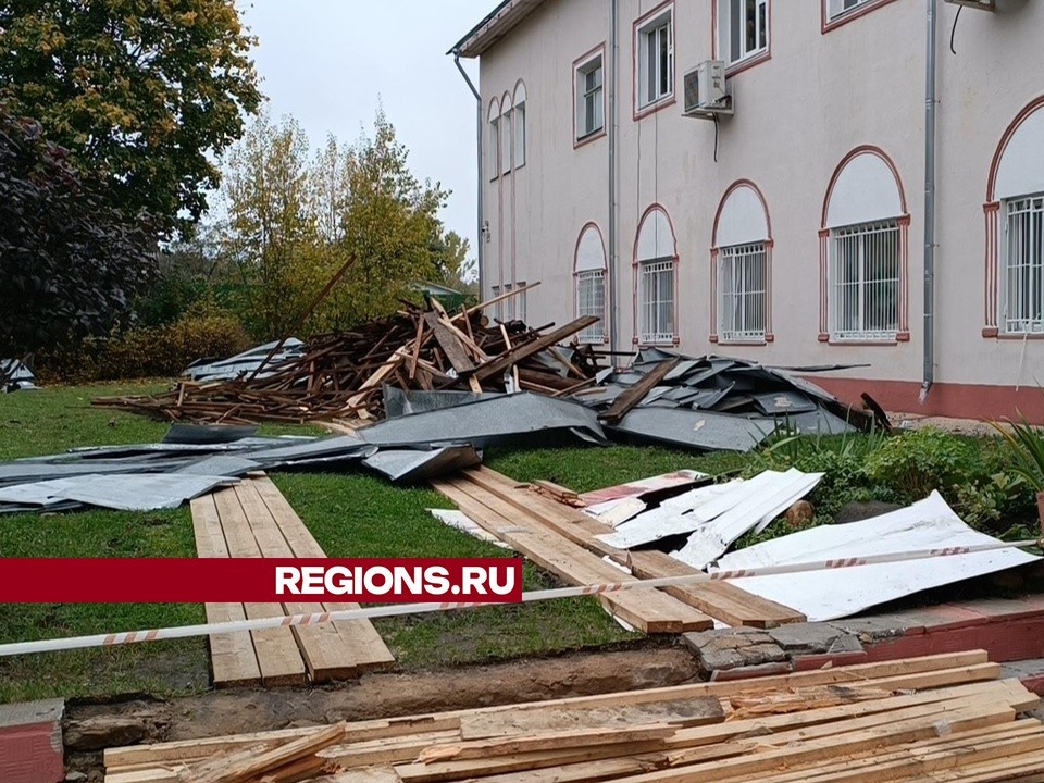 Долгожданное событие: в доме культуры «Красная Поляна» меняют старую деревянную крышу на металлическую