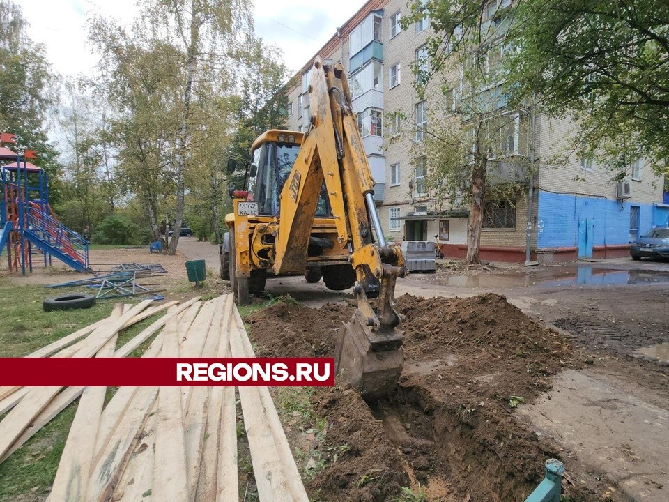 Новые бордюры и дорожки делают на улицах Мирная и Дружбы в Лобне