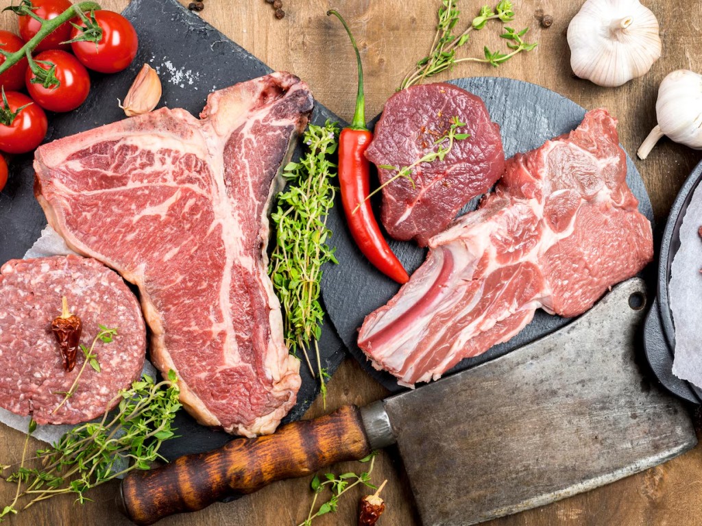 Диетолог назвал три группы продуктов, которые повышают уровень холестерина в крови