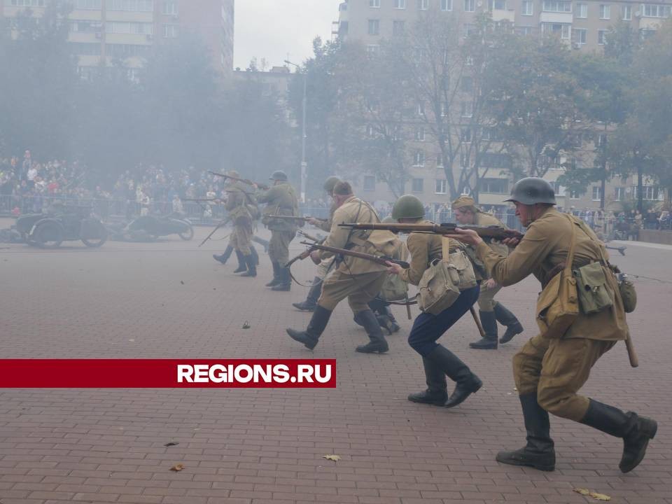 На площади Славы в Подольске показали эпизод Битвы за Москву осенью 1941 года