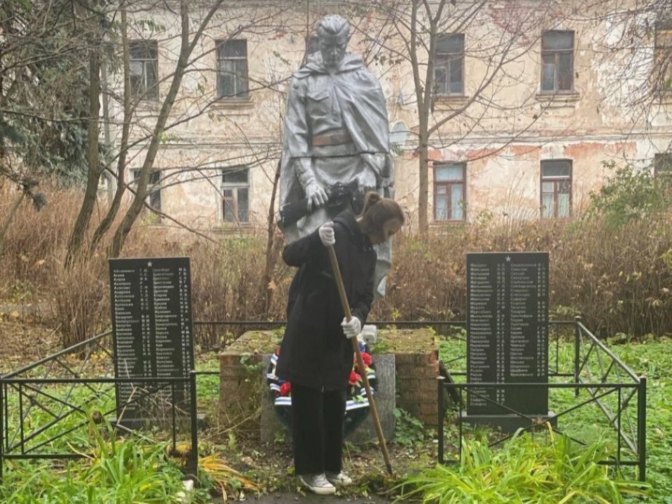 Волонтеры «Холмогорки» привели в порядок памятник героям Волоколамска