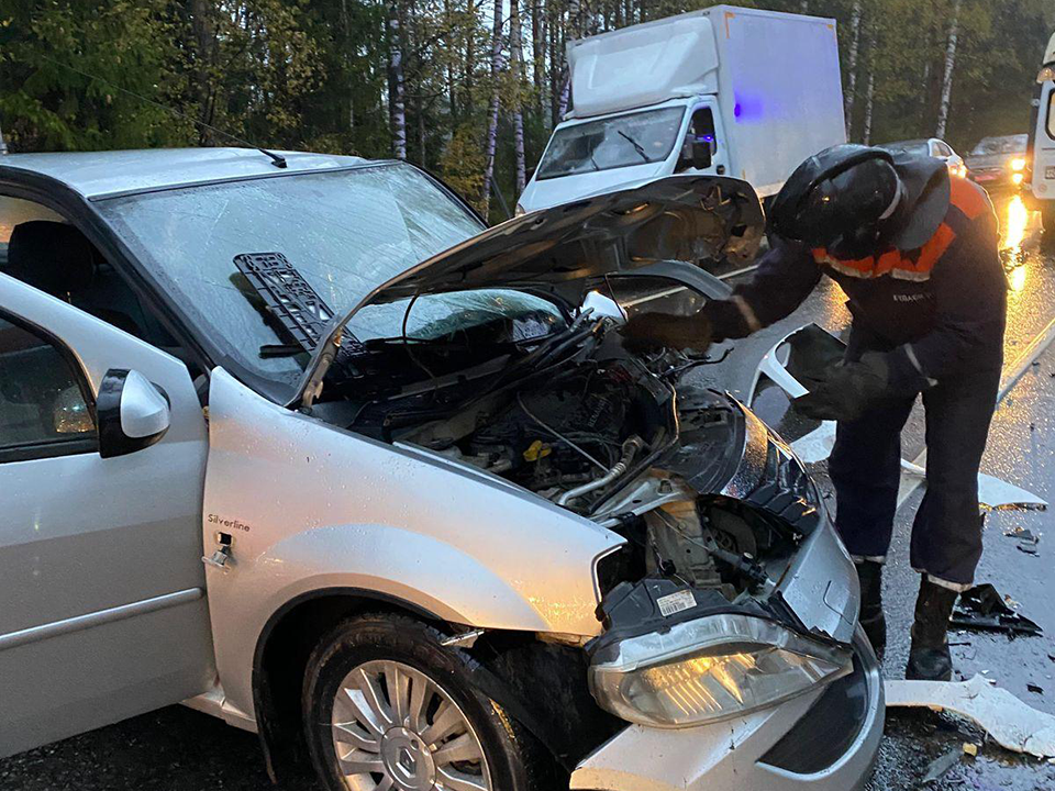 Спасатели помогли водителям вылезти из поврежденных машин во время ДТП в Шатуре