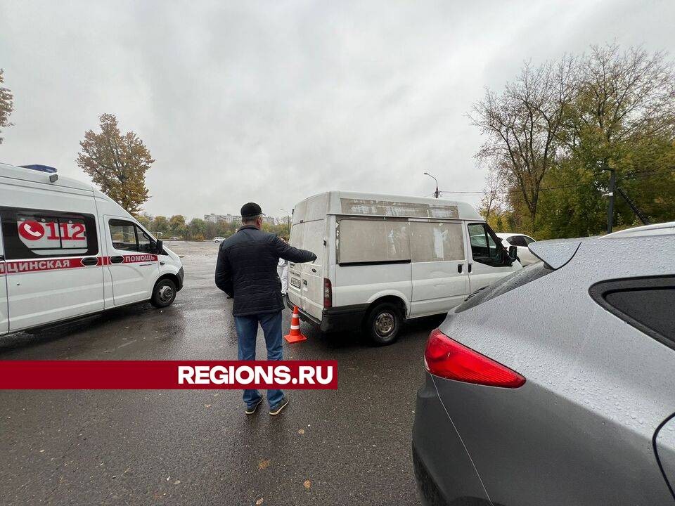 В Орехово-Зуеве у торгового центра водитель микроавтобуса сбил женщину